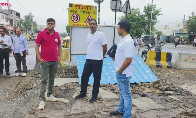 सिंहस्थ 2028 निर्माण कार्य का निरीक्षण करते अधिकारी